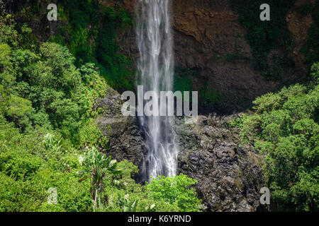 Cascade de Chamarel à l'ile Maurice île. chamarel est la plus haute cascade sur l'ile Maurice s'enfonce de plus de 85 mètres plus bas. Banque D'Images