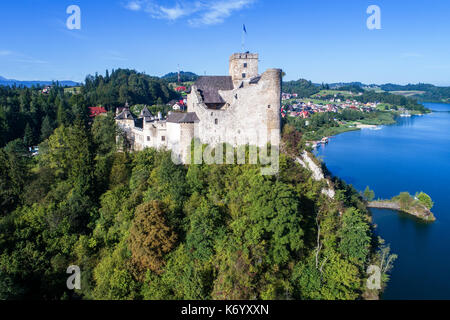 Pologne. château médiéval de niedzica, construit au 14e siècle et le lac czorsztyn artificiel. Vue aérienne du matin Banque D'Images