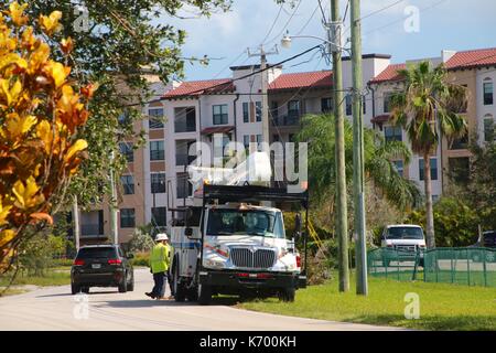 Camion utilitaire électrique fpl stationnée sur crystal Lake en tant que réparation de poseurs de lignes d'alimentation après l'ouragan irma Banque D'Images