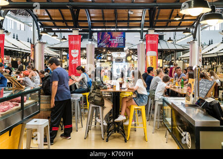 Lisbonne, Portugal - 08 août 2017 : les touristes en train de déjeuner au restaurant du marché de Lisbonne de mercado de Campo de Ourique à Lisbonne. Banque D'Images