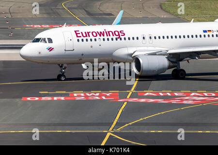 Aéroport international de DŸsseldorf, Allemagne, marques sur le taxi, panneau, Eurowings Airbus plane, Banque D'Images