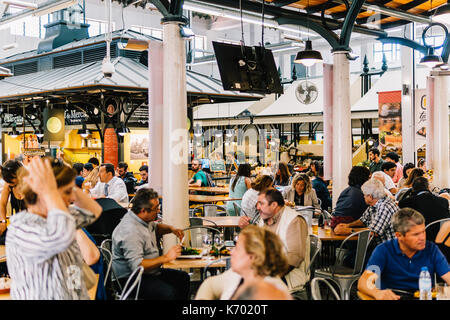 Lisbonne, Portugal - 08 août 2017 : les touristes en train de déjeuner au restaurant du marché de Lisbonne de mercado de Campo de Ourique à Lisbonne. Banque D'Images