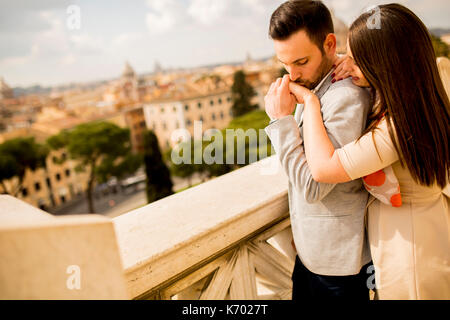 Heureux couple aimant, homme et femme voyageant en vacances à Rome, Italie Banque D'Images