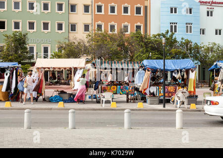 Les femmes du shopping au marché de plein air à Willemstad la capitale de Curaçao. L'une des îles des Antilles néerlandaises. Banque D'Images