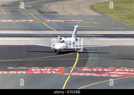 Aéroport international de DŸsseldorf, Allemagne, marques sur le taxi, panneau, avion à réaction privé Banque D'Images