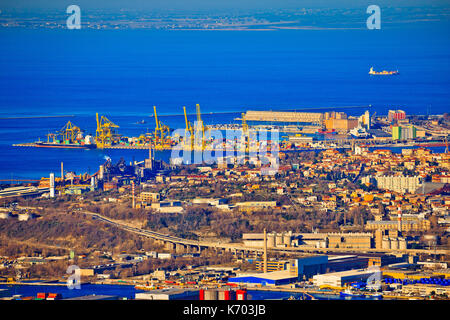 Ville de TRIESTE Vue aérienne de la zone industrielle et le port, capitale de la région du Frioul-Vénétie Julienne en italie Banque D'Images