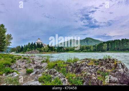 Rocky Island sur la rivière de montagne katun (Russie) - paysage d'été d'été pittoresque paysage de l'île rocky sur la rivière de montagne (katun r l'Altaï Banque D'Images