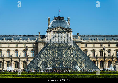 Paris, France - 17 mai 2014 : pyramide de verre en face du musée du Louvre à Paris. Banque D'Images