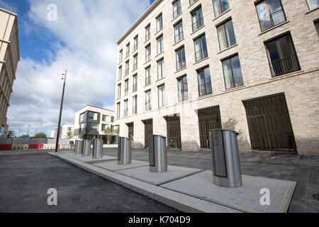 Le nouveau parking souterrain dans les bacs,eddington Cambridge le 13 septembre. wheelie bins pourrait bientôt être une chose du passé après un nouveau quartier installée sous terre poubelles pour résidents. Les travailleurs du conseil ont maintenant commencé la collecte des déchets à partir du nouveau système, qui est le plus grand de son genre au Royaume-Uni un bac acier caractéristiques jeu de chutes dans la chaussée, l'alimentation en vastes chambres souterraines. Un capteur informe le conseil lorsqu'il est plein et un spécialiste camion hisse le contenant hors de la terre avec une grue et vide les déchets dans le véhicule. Banque D'Images