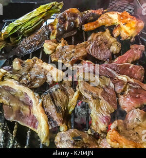 Un assortiment de viande de poulet, porc, boeuf, poisson et légumes cuits au barbecue à charbon grill, thai street food. Banque D'Images