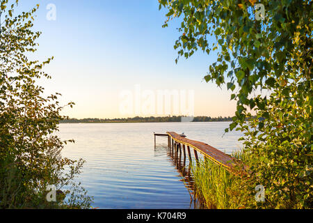 Paysage d'été en milieu rural avec river bridge. embarcadère du lac Banque D'Images