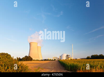 Une grande centrale nucléaire en paysage agricole vert avec ciel bleu. Banque D'Images