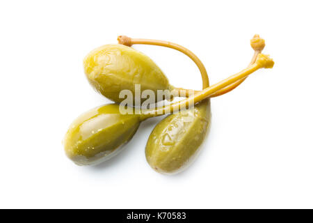 Petits fruits marinés caper isolé sur fond blanc. Banque D'Images