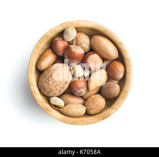 Différents types d'écrous dans le mot. noisettes, noix, amandes, noix de pécan et les pistaches dans un bol en bois. Banque D'Images