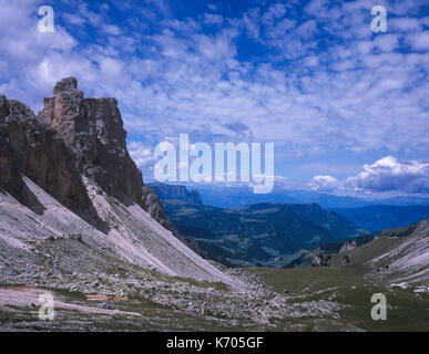 Les falaises de calcaire et le Pizes Danter Grand au-dessus de la cir Chedul tal de la forc de Crespeina Selva Val Gardena Dolomites Italie Banque D'Images