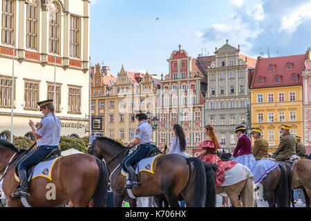 Les gens sur les chevaux au cours d'un folklore polonais défilent dans l'ancienne place du marché de Wroclaw en Pologne, 2017 Banque D'Images