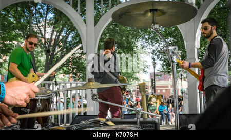 Un groupe de rock lors d'un festival de musique local extérieur à Keene, NH. Banque D'Images