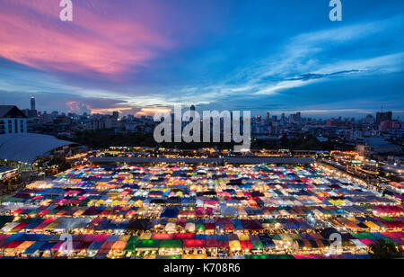 La colorée Ratchada Rot Fai Marché Train au coucher du soleil, Bangkok, Thaïlande Banque D'Images