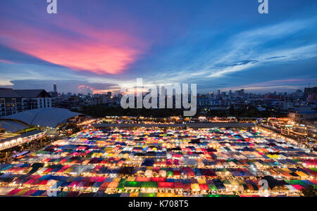 La colorée ratchada rot fai marché train au coucher du soleil, Bangkok, Thaïlande Banque D'Images