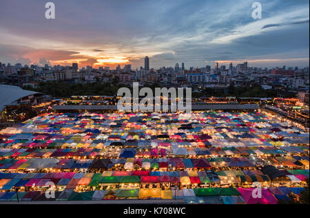 La colorée Ratchada Rot Fai Marché Train au coucher du soleil, Bangkok, Thaïlande Banque D'Images