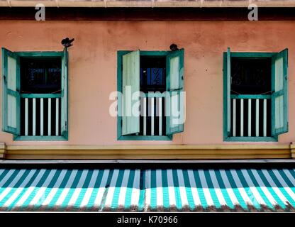 Boutique traditionnel en bois vert extérieur de maison avec un balcon majorquines et auvent à rayures dans le quartier historique de Singapour everton park Banque D'Images