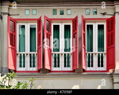 Boutique traditionnel en bois rouge extérieur de maison avec les majorquines et 'juliet' balcons dans le quartier historique de Singapour everton park. Banque D'Images