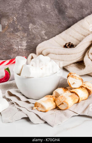 Noël traditionnel bonbons - Candy Cane, guimauve et cuit sur le feu des brochettes de guimauve sur fond blanc, copy space Banque D'Images