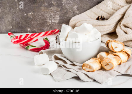 Noël traditionnel bonbons - Candy Cane, guimauve et cuit sur le feu des brochettes de guimauve sur fond blanc, copy space Banque D'Images