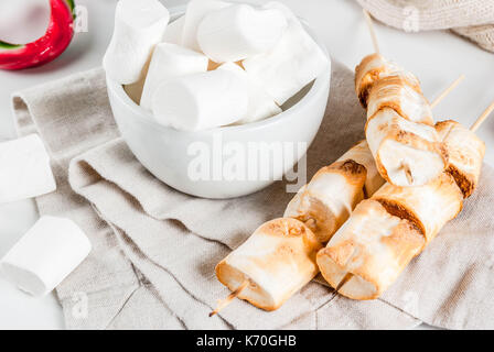 Noël traditionnel bonbons - Candy Cane, guimauve et cuit sur le feu des brochettes de guimauve sur fond blanc, copy space Banque D'Images