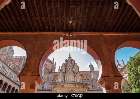 Cloître du Monastère de Guadalupe arcade ouverte. Détail des arches de style mudéjar. Caceres, Espagne Banque D'Images