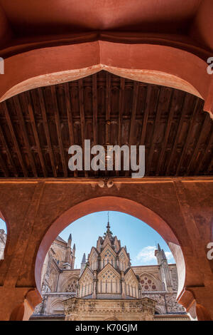 Cloître du Monastère de Guadalupe arcade ouverte. Détail du plafond à caissons. Caceres, Espagne Banque D'Images