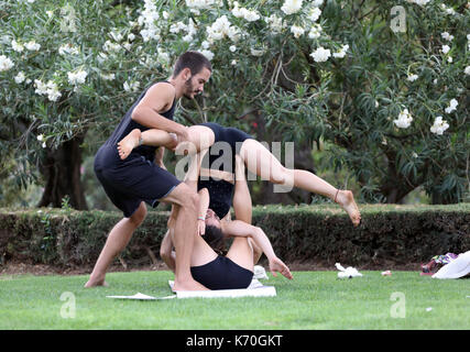 Montre homme demandant à pic : deux femmes sur le yoga acrobatique - acroyoga ou dans un parc photo par Gavin Rodgers/ Pixel8000 Banque D'Images