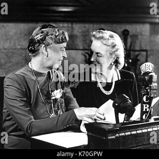 Mme Franklin D. Roosevelt et Mme Winston Churchill sont présentés ici en tant qu'elles posent pour les photographes peu avant ils ont adressé les Canadiens sur le réseau de Radio-Canada au Château Frontenac. Les premières dames de la Conférence de Québec plus tard a assisté à la réception donnée par le premier ministre MacKenzie King. Canada, 1944. Banque D'Images