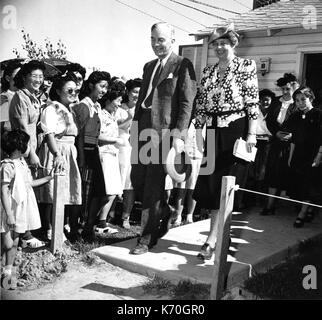 Sans date (Seconde Guerre mondiale) - Les résidents Japonais-américain Gila River Centre de réinstallation à donner un accueil enthousiaste à leur première dame, Mme Franklin Roosevelt. Elle est accompagnée par S. Dillon Myer, directeur de l'autorité de réinstallation de la guerre sur une tournée d'inspection. La Gila River centre est situé à Rivers, Arizona. Pas de date, la seconde guerre mondiale. Banque D'Images