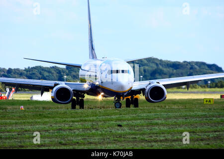 Ryanair boeing 737 avion sur la piste de l'aéroport de Leeds et Bradford Banque D'Images