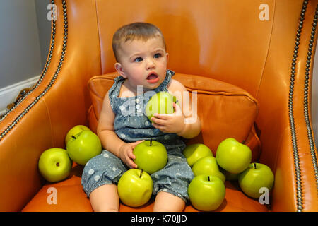 Les enfants aiment les pommes Banque D'Images