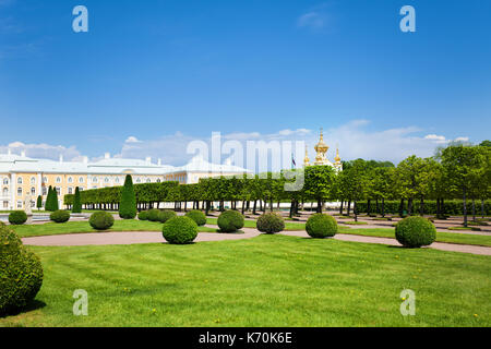 Vue panoramique sur le grand palais et jardins supérieure au printemps, peterhof, Russie Banque D'Images