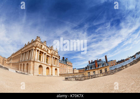 Fish-eye photo du palais de Versailles contre ciel nuageux, france Banque D'Images