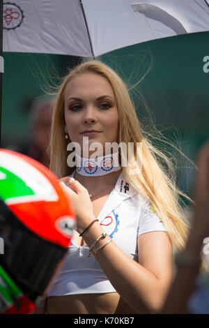 Misano Adriatico, ITALIE - 29 juillet 2017 : une grille girl pose pendant la course superbike le 1 au cours de la civ 2017 à Misano World Circuit Banque D'Images