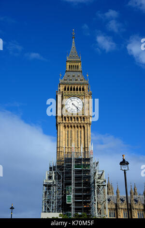 Les travaux de restauration en cours au Palais de Westminster, le Parlement, London, UK. La restauration et le renouvellement du programme. D'un échafaudage. Banque D'Images