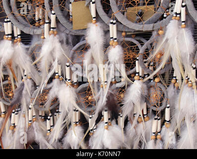 Native American Dream Catchers avec plumes en bas Banque D'Images