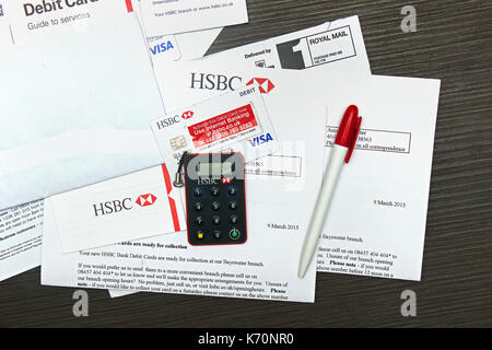 Londres, Royaume-Uni - 14 avril 2015 : l'activation de la carte Visa Débit hsbc avec documents clés sécurisé livré par la poste. HSBC est l'un des plus grands services bancaires et financières Banque D'Images