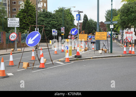Londres, Royaume-Uni - 20 juin : panneaux de circulation dans la rue à cause du détournement de signalisation westminster road travaille à Londres, Royaume Uni - 20 juin 2012 ; Banque D'Images