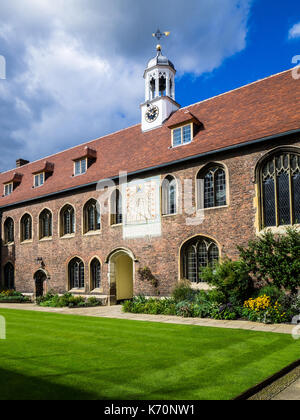 Queens College University of Cambridge - cour intérieure et de l'horloge du Queens College, qui fait partie de l'Université de Cambridge, le collège a été fondé 1448 Banque D'Images