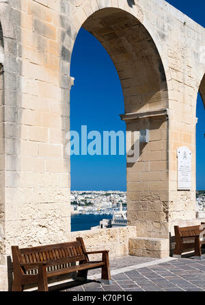 Une arche sur les remparts de la vieille ville de La Valette, capitale de Malte. Banque D'Images