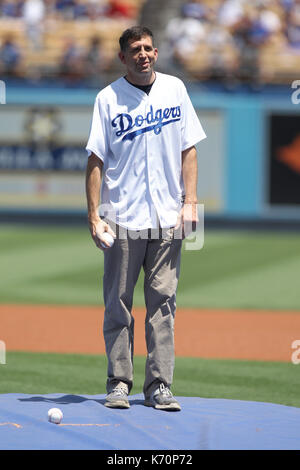 Dimanche 13 août, 2017 ; sam grundwerg (consul général d'Israël à Los Angeles) lance la 1ère hauteur. Les Dodgers de Los Angeles a vaincu les Padres de San Diego par le score final de 6-4 au Dodger Stadium à Los Angeles, la. avec : sam grundwerg où : Los Angeles, California, UNITED STATES Quand : 14 août 2017 Source : wenn.com Banque D'Images