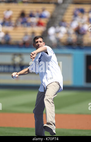 Dimanche 13 août, 2017 ; sam grundwerg (consul général d'Israël à Los Angeles) lance la 1ère hauteur. Les Dodgers de Los Angeles a vaincu les Padres de San Diego par le score final de 6-4 au Dodger Stadium à Los Angeles, la. avec : sam grundwerg où : Los Angeles, California, UNITED STATES Quand : 14 août 2017 Source : wenn.com Banque D'Images