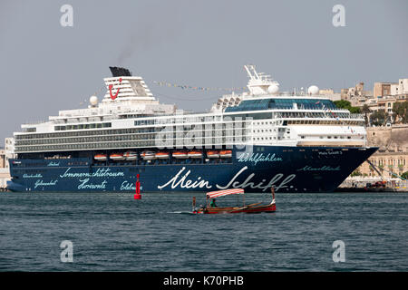 Le Mein Schiff 5 bateau de croisière amarré dans le Grand Port de La Valette, Malte. Banque D'Images