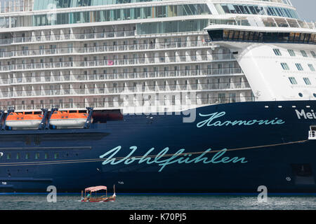 Le Mein Schiff 5 bateau de croisière amarré dans le Grand Port de La Valette, Malte. Banque D'Images