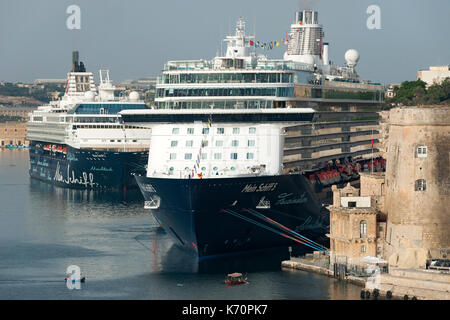 Le Mein Schiff 5 bateau de croisière amarré dans le Grand Port de La Valette, Malte. Banque D'Images
